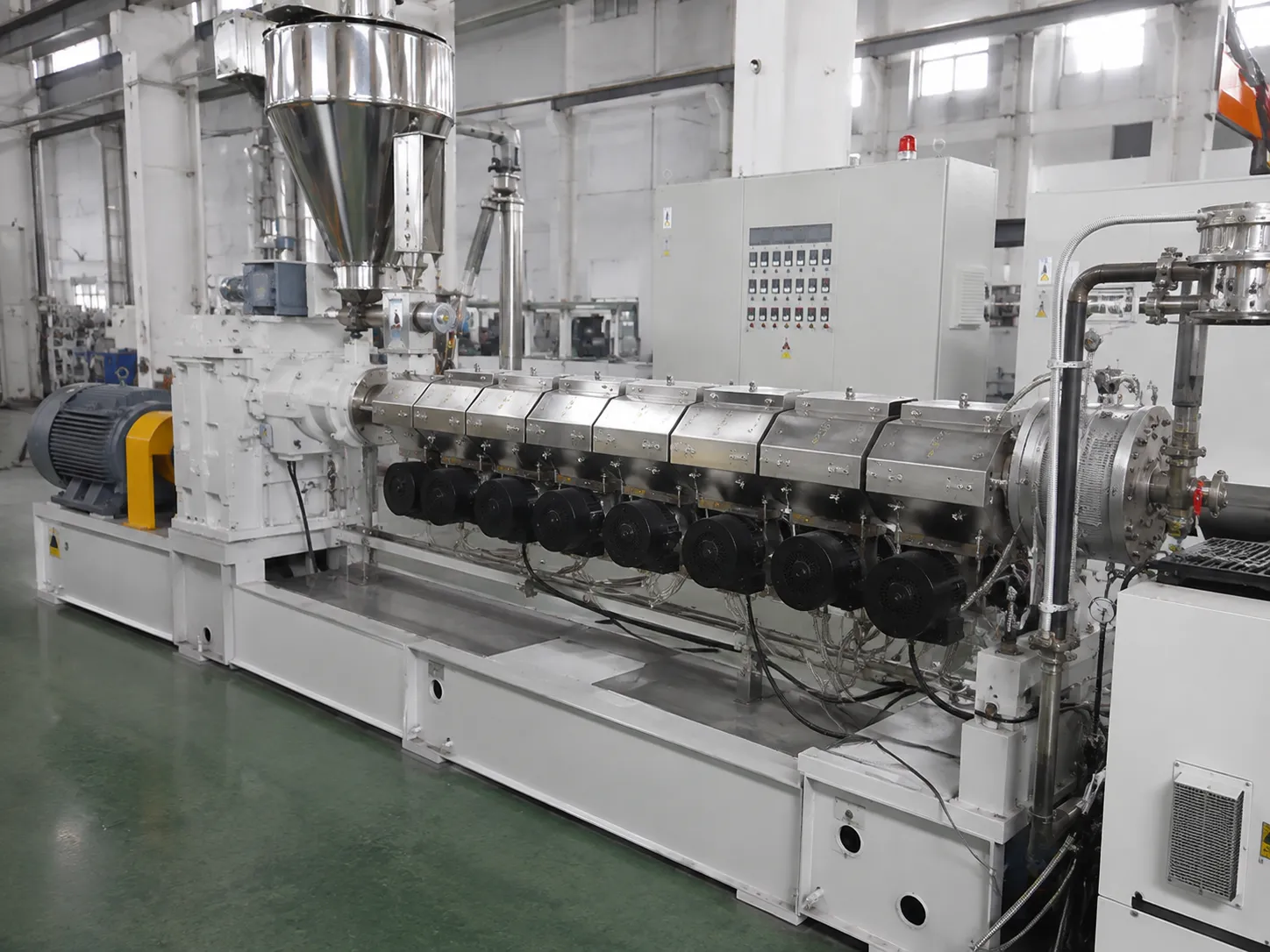 Rotating screw and barrel plasticizing zone where PVC compound is conveyed, compressed and melted at 160-200°C across PID-controlled zones