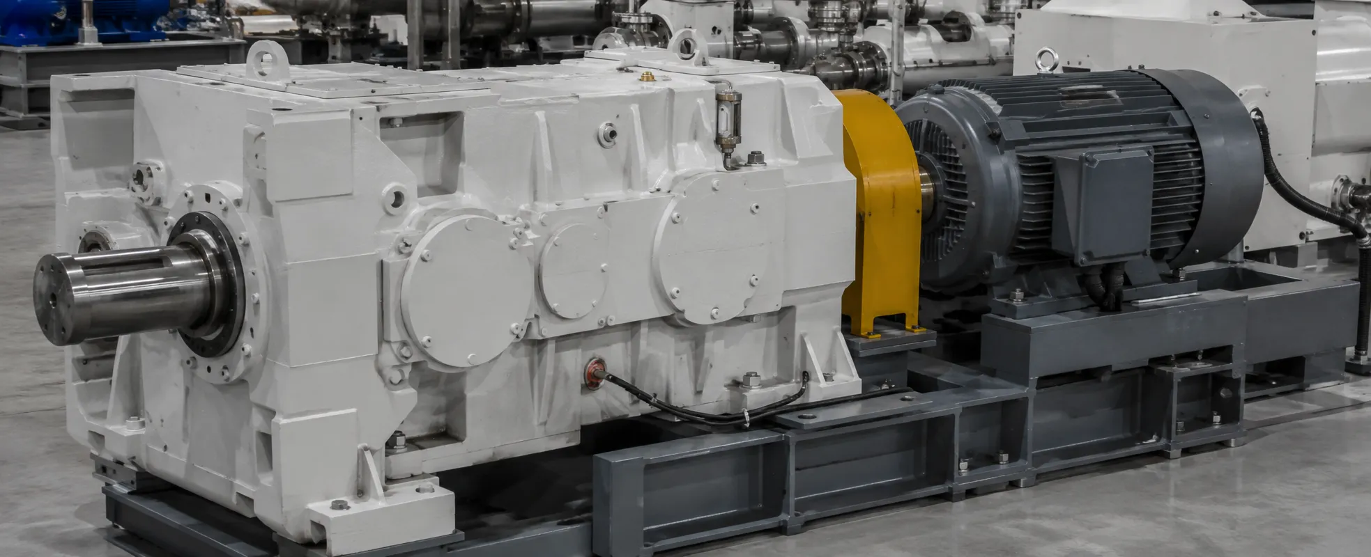 Hardened gear high-torque gearbox providing steady low speed drive for the screw of a UET PVC extruder