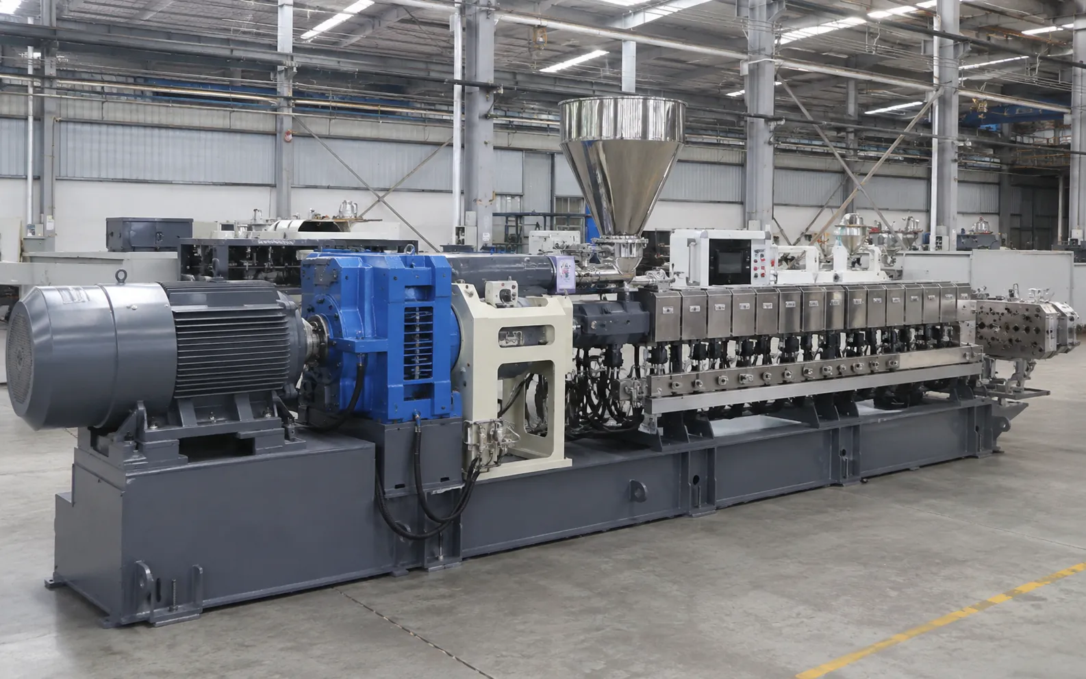 co-rotating twin screw extruder with modular barrel and high-torque gearbox for compounding at uet machine china